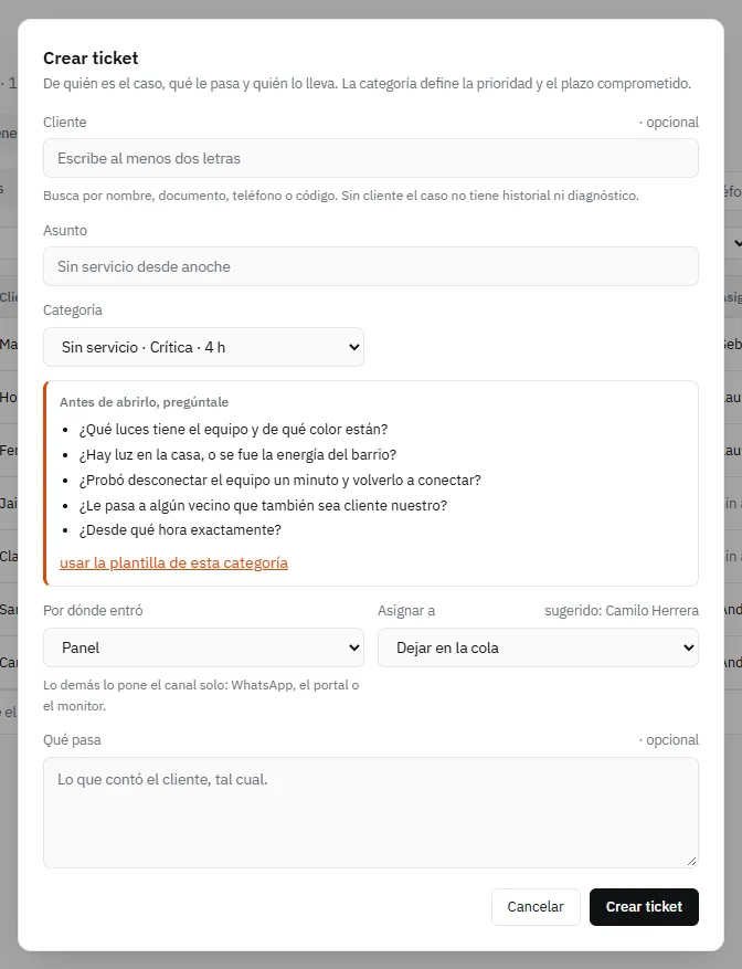 La ventana «Crear ticket», con el asunto, la categoría y lo que contó el cliente